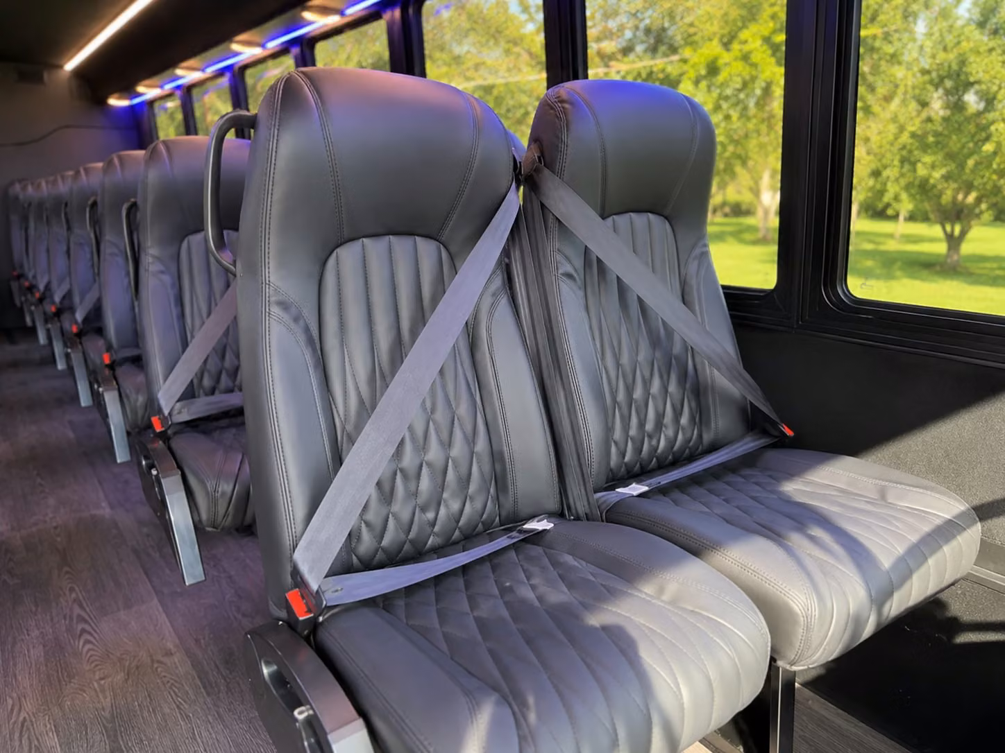 louisville 15 passenger minibus rental